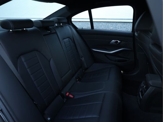 BMW 3 Serie 330e M Sport HiFi / 19 inch / M-Sport remmen / Leder / ActivLease financial lease