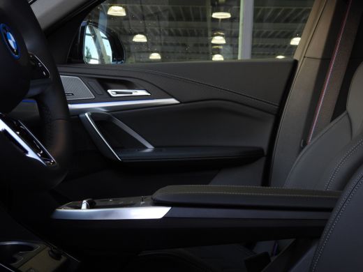 BMW iX2 xDrive30 M Sport Edition / Panoramadak / Sportstoelen / M Adaptief onderstel / Stuurverwarming / ... ActivLease financial lease