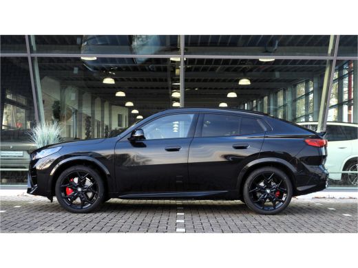 BMW iX2 xDrive30 M Sport Edition / Panoramadak / Sportstoelen / M Adaptief onderstel / Stuurverwarming / ... ActivLease financial lease