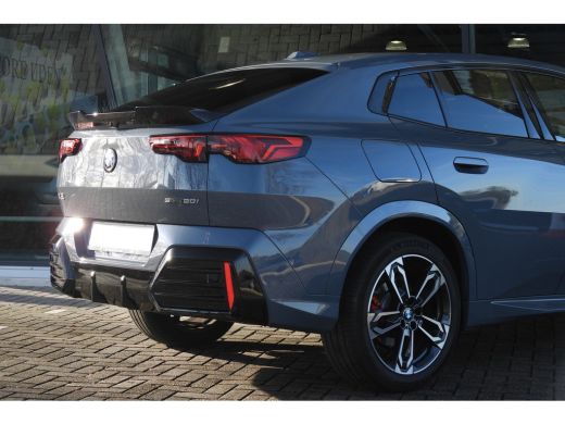 BMW X2 sDrive20i High Executive M Sport Automaat / Panoramadak / Trekhaak / Sportstoelen / M Adaptief on... ActivLease financial lease