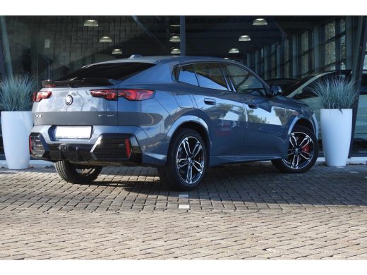 BMW X2 sDrive20i High Executive M Sport Automaat / Panoramadak / Trekhaak / Sportstoelen / M Adaptief on... ActivLease financial lease