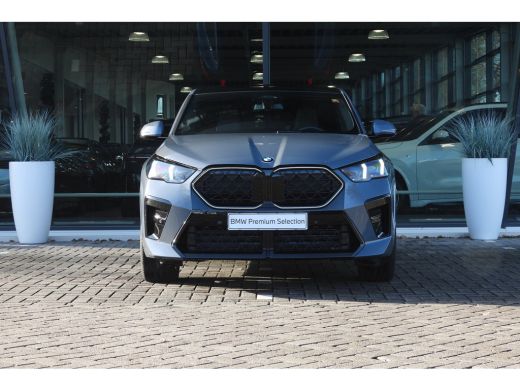 BMW X2 sDrive20i High Executive M Sport Automaat / Panoramadak / Trekhaak / Sportstoelen / M Adaptief on... ActivLease financial lease