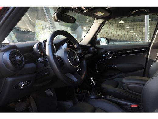 Mini Cooper Classic Automaat / Sportstoelen / LED / Navigatie / 16" LM Victory Spoke zwart ActivLease financial lease