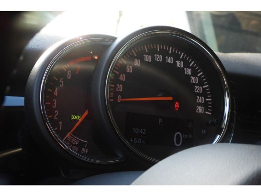 Mini Cooper Classic Automaat / Sportstoelen / LED / Navigatie / 16" LM Victory Spoke zwart ActivLease financial lease