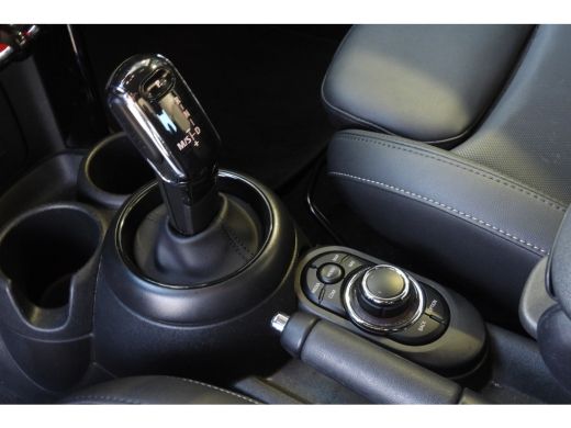 Mini Cooper Classic Automaat / Sportstoelen / LED / Navigatie / 16" LM Victory Spoke zwart ActivLease financial lease