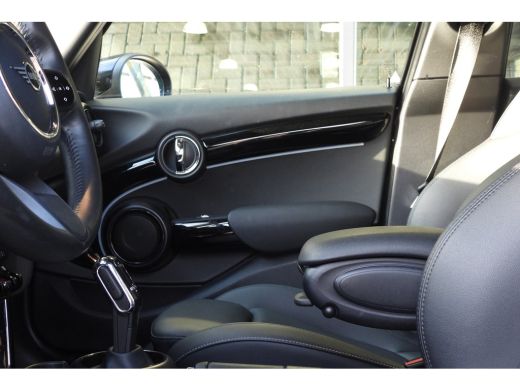 Mini Cooper Classic Automaat / Sportstoelen / LED / Navigatie / 16" LM Victory Spoke zwart ActivLease financial lease