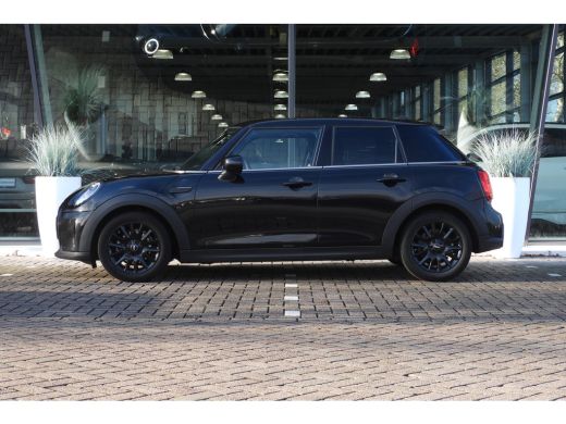 Mini Cooper Classic Automaat / Sportstoelen / LED / Navigatie / 16" LM Victory Spoke zwart ActivLease financial lease