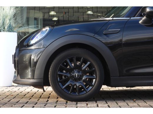Mini Cooper Classic Automaat / Sportstoelen / LED / Navigatie / 16" LM Victory Spoke zwart ActivLease financial lease