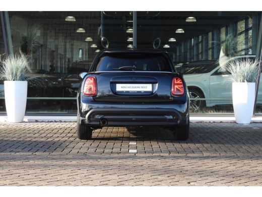 Mini Cooper Classic Automaat / Sportstoelen / LED / Navigatie / 16" LM Victory Spoke zwart ActivLease financial lease