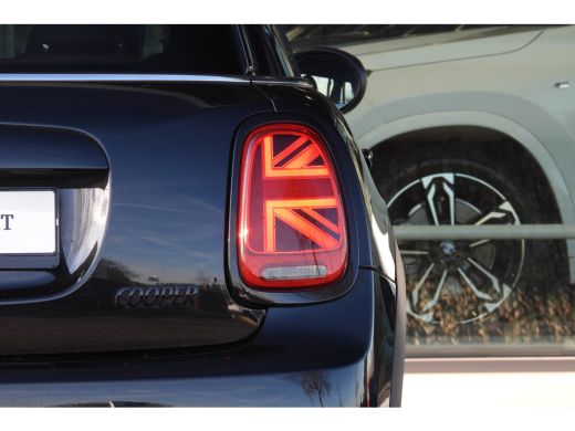 Mini Cooper Classic Automaat / Sportstoelen / LED / Navigatie / 16" LM Victory Spoke zwart ActivLease financial lease