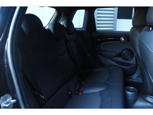 Mini Cooper Classic Automaat / Sportstoelen / LED / Navigatie / 16" LM Victory Spoke zwart ActivLease financial lease