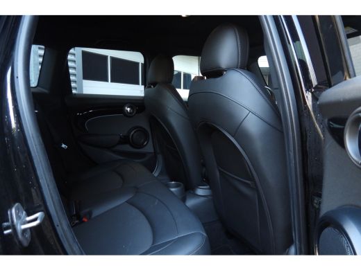 Mini Cooper Classic Automaat / Sportstoelen / LED / Navigatie / 16" LM Victory Spoke zwart ActivLease financial lease