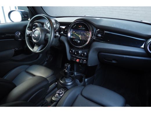 Mini Cooper Classic Automaat / Sportstoelen / LED / Navigatie / 16" LM Victory Spoke zwart ActivLease financial lease