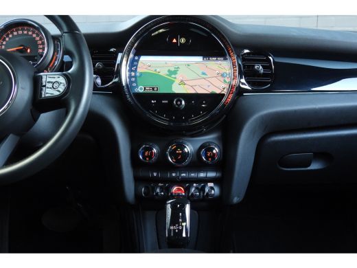 Mini Cooper Classic Automaat / Sportstoelen / LED / Navigatie / 16" LM Victory Spoke zwart ActivLease financial lease