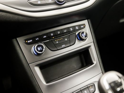 Opel Astra 1.2 Sport (APPLE CARPLAY, NAVIGATIE, CLIMATE, CRUISE, CAMERA, SPORTSTOELEN, LM VELGEN, PARKEERSEN... ActivLease financial lease