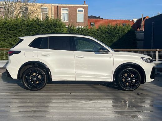 Volkswagen Tiguan R-Line Edition - eHybrid | 'App-Connect' draadloze smartphone integratie | Automatische afstandsr... ActivLease financial lease