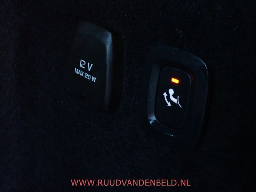 Volvo  V60 2.0 B3 ACC / SPORTLEER / TREKHAAK / PILOT-ASSIST / CAMERA / CARPLAY ActivLease financial lease