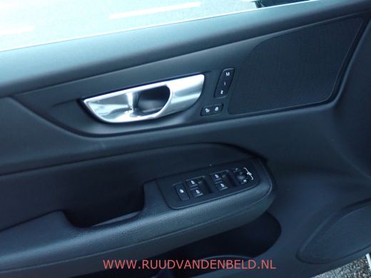 Volvo  V60 2.0 B3 ACC / SPORTLEER / TREKHAAK / PILOT-ASSIST / CAMERA / CARPLAY ActivLease financial lease