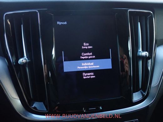 Volvo  V60 2.0 B3 ACC / SPORTLEER / TREKHAAK / PILOT-ASSIST / CAMERA / CARPLAY ActivLease financial lease