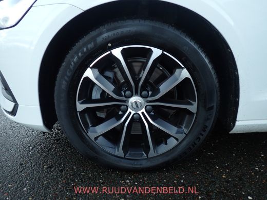 Volvo  V60 2.0 B3 ACC / SPORTLEER / TREKHAAK / PILOT-ASSIST / CAMERA / CARPLAY ActivLease financial lease