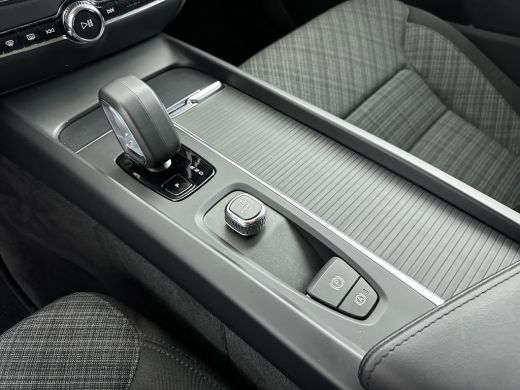 Volvo  V60 B3 Essential | 18" | Google | Carplay | Parkeercamera | Parkeersensoren V+A | LED | Climate Contr... ActivLease financial lease