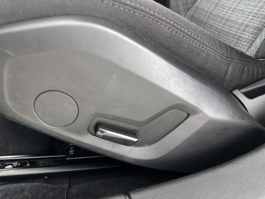 Volvo  V60 B3 Essential | 18" | Google | Carplay | Parkeercamera | Parkeersensoren V+A | LED | Climate Contr... ActivLease financial lease