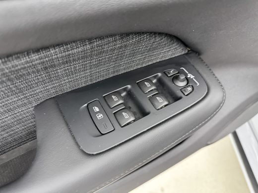 Volvo  V60 B3 Essential | 18" | Google | Carplay | Parkeercamera | Parkeersensoren V+A | LED | Climate Contr... ActivLease financial lease