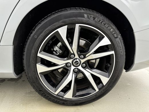 Volvo  V60 B3 Essential | 18" | Google | Carplay | Parkeercamera | Parkeersensoren V+A | LED | Climate Contr... ActivLease financial lease