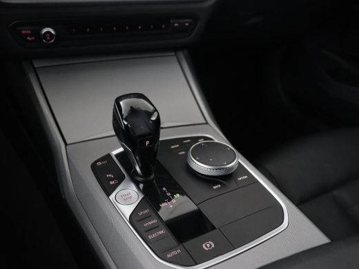 BMW 3 Serie 320e Business Edition Plus | Leder | Stoelverwarming | Live Cockpit | Carplay | Navigatie | Full ... ActivLease financial lease