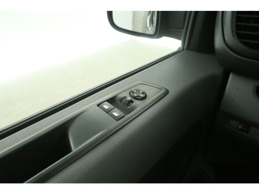 Peugeot e-Expert L2H1 75 kWh | SOH 93% | Snelladen | Airco | Cruise | 3-Zits | Camera | Trekh. | Carplay | Parkeer... ActivLease financial lease