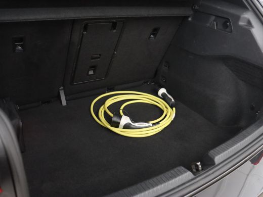 Volkswagen ID.3 First Plus 58 kWh | Stoel & stuurverwarming | Camera | Adaptive cruise | Sfeerverlichting | Carpl... ActivLease financial lease