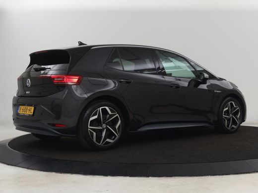 Volkswagen ID.3 First Plus 58 kWh | Stoel & stuurverwarming | Camera | Adaptive cruise | Sfeerverlichting | Carpl... ActivLease financial lease