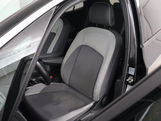 Volkswagen ID.3 First Plus 58 kWh | Stoel & stuurverwarming | Camera | Adaptive cruise | Sfeerverlichting | Carpl... ActivLease financial lease