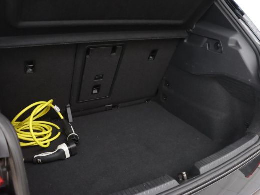 Volkswagen ID.3 First Plus 58 kWh | Trekhaak | Stoel & stuurverwarming | Camera | Adaptive cruise | Sfeerverlicht... ActivLease financial lease