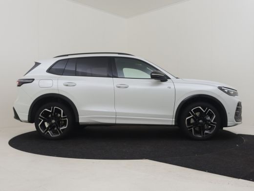 Volkswagen Tiguan 1.5 eHybrid R-Line Edition 272pk | Panoramadak | Trekhaak | Harman kardon audio | Head up display... ActivLease financial lease