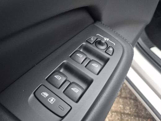 Volvo  V60 2.0 B3 Essential Edition 163pk | Leder | Adaptive Cruise | Dodehoek Detectie | Stoel & Stuur Verw... ActivLease financial lease