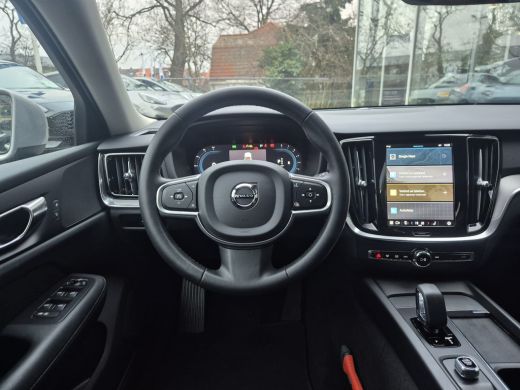 Volvo  V60 2.0 B3 Essential Edition 163pk | Leder | Adaptive Cruise | Dodehoek Detectie | Stoel & Stuur Verw... ActivLease financial lease