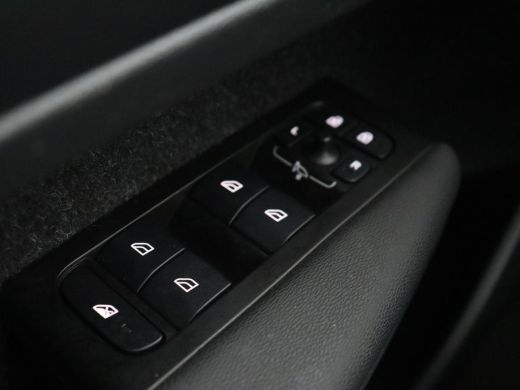 Volvo  XC40 Recharge P8 AWD R Design | Trekhaak | Leder/Alcantara | Stoel & stuurverwarming | Harman/Kardon |... ActivLease financial lease