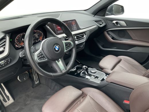 BMW 1 Serie 120i M-Sport Automaat Pano.dak Leer Stoel/Stuurverw HUD Carplay Stoelverw Led VOL! ActivLease financial lease