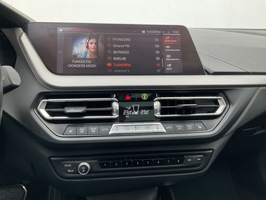 BMW 1 Serie 120i M-Sport Automaat Pano.dak Leer Stoel/Stuurverw HUD Carplay Stoelverw Led VOL! ActivLease financial lease