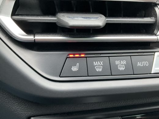 BMW 1 Serie 120i M-Sport Automaat Pano.dak Leer Stoel/Stuurverw HUD Carplay Stoelverw Led VOL! ActivLease financial lease