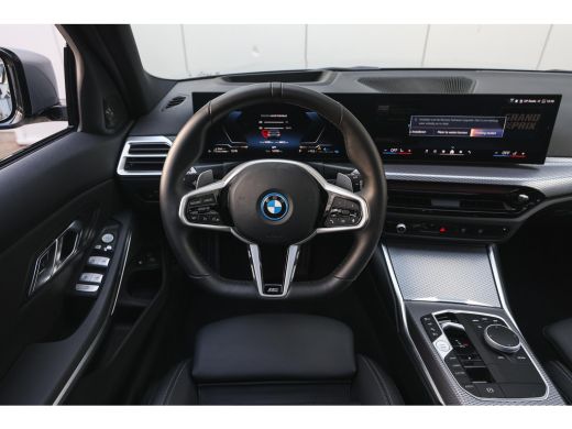 BMW 3 Serie Touring 330e High Executive M Sport Automaat / Panoramadak / Trekhaak / Sportstoelen / Adaptieve ... ActivLease financial lease