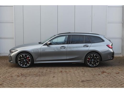 BMW 3 Serie Touring 330e High Executive M Sport Automaat / Panoramadak / Trekhaak / Sportstoelen / Adaptieve ... ActivLease financial lease