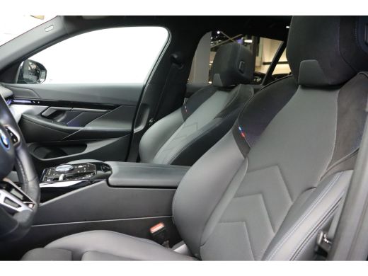 BMW 5 Serie Touring 530e M Sport Automaat / Panoramadak / Trekhaak / Achteruitrijcamera / M Sportonderstel / ... ActivLease financial lease