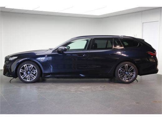 BMW 5 Serie Touring 530e M Sport Automaat / Panoramadak / Trekhaak / Achteruitrijcamera / M Sportonderstel / ... ActivLease financial lease
