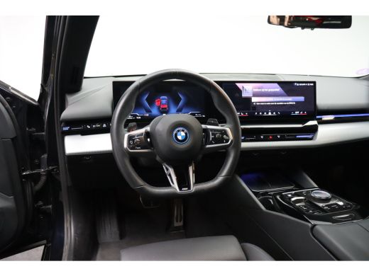 BMW 5 Serie Touring 530e M Sport Automaat / Panoramadak / Trekhaak / Achteruitrijcamera / M Sportonderstel / ... ActivLease financial lease