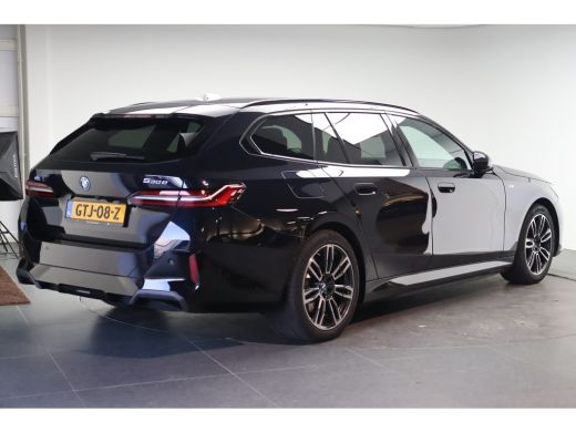 BMW 5 Serie Touring 530e M Sport Automaat / Panoramadak / Trekhaak / Achteruitrijcamera / M Sportonderstel / ... ActivLease financial lease