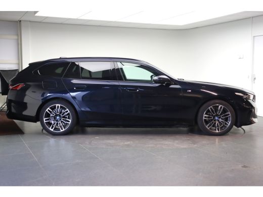 BMW 5 Serie Touring 530e M Sport Automaat / Panoramadak / Trekhaak / Achteruitrijcamera / M Sportonderstel / ... ActivLease financial lease