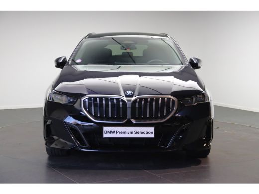 BMW 5 Serie Touring 530e M Sport Automaat / Panoramadak / Trekhaak / Achteruitrijcamera / M Sportonderstel / ... ActivLease financial lease