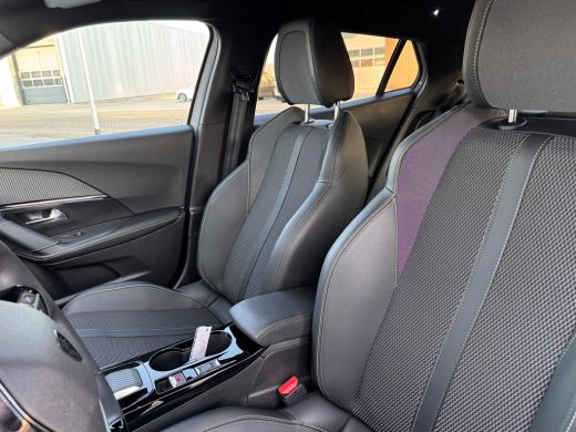 Peugeot e-2008 EV GT 54 kWh 156PK | Sfeerverlichting | Navigatie | Apple Carplay / Android Auto | Camera | Keyle... ActivLease financial lease